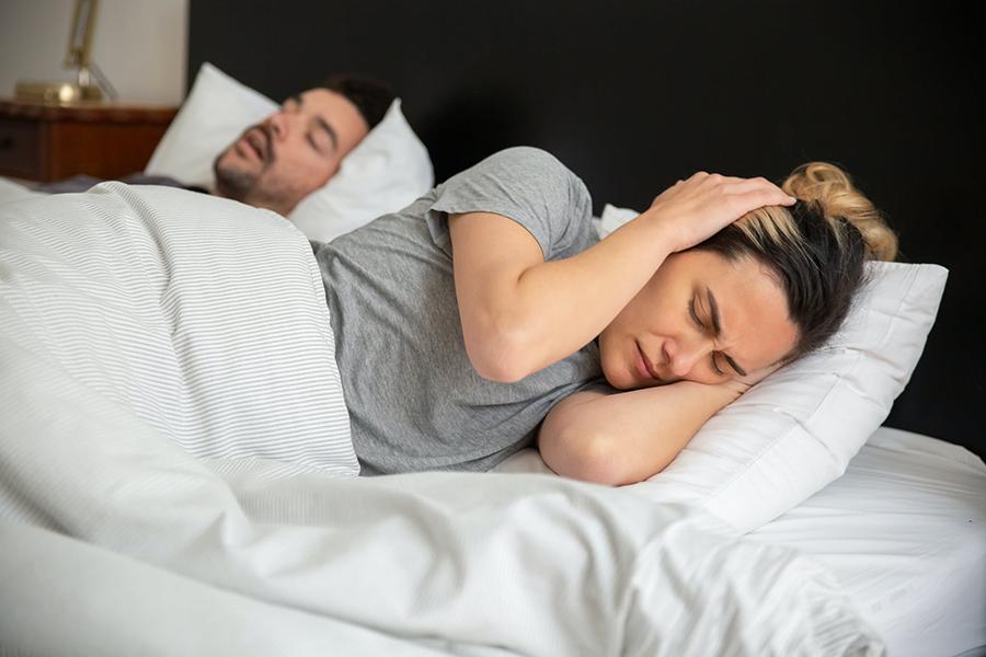 10 tips om snurken te verminderen en beter te slapen